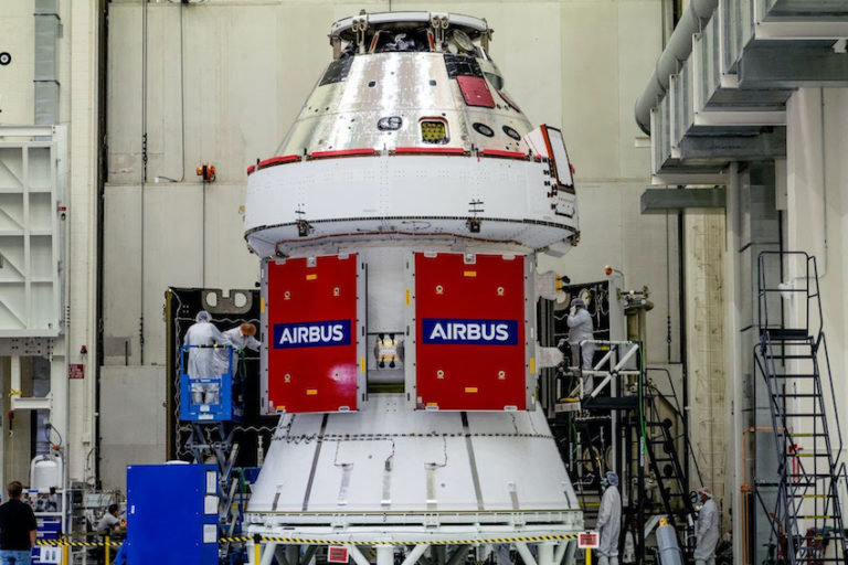 La Nave Espacial Orion De La Nasa Con El Módulo De Servicio Europeo